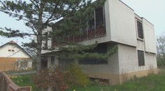 Majiteľku spievajúceho domu, ktorá roky terorizuje susedov, zadržali policajti