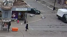 VIDEO: Hrozivý pokus o vraždu v Česku. Vodič to za bieleho dňa napálil do muža