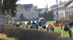 V Lábe na Záhorí nemajú školáci jedáleň. Za každého počasia musia peškovať takmer kilometer