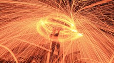 FOTOGRAFIE TÝŽDŇA: Hanlivá socha Putina v Kyjeve, oslavy konca Ramadánu či zvedavý aligátor