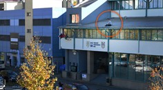 Šéf Trnavskej asociácie sluchovo postihnutých protestoval na streche. Vraj ho nikto nechcel počúvať