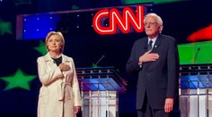 Clintonová údajne vopred poznala otázky v debatách so Sandersom na CNN