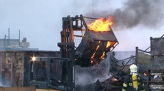 Hasiči sa poriadne zapotili. Horeli kontajnery s gumou