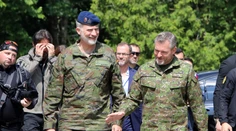 Španielsky kráľ Filip VI. a prezident Pellegrini si pozreli cvičenie vojakov v Lešti