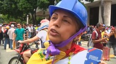 Protestujúci vo Venezuele používajú netradičnú zbraň. Po vojakoch hádžu výkaly