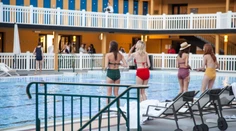 Hotel jej zakázal kúpať sa hore bez, mužom to dovolil. Žena dostane 500 eur