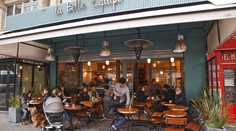 Parížsku reštauráciu, ktorú vlani napadli teroristi, znovu otvorili