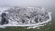 FOTO: Vzácny jav u našich susedov. Priehradu Lipno pokryl smaragdovo zelený ľad