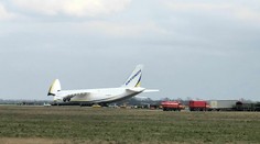 V Bratislave pristálo lietadlo so zdravotnými pomôckami, ktoré objednal ešte Kajetán Kičura