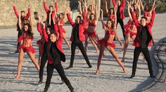 Pozrite si dychvyrážajúce úvodné tanečné číslo Let's Dance ešte raz