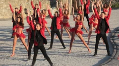 Pozrite si dychvyrážajúce úvodné tanečné číslo Let's Dance ešte raz