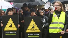 Poľky v čiernom vyšli zase do ulíc