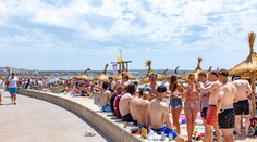 Zákaz pitia alkoholu na verejnosti i fajčenia pri chôdzi. Malorka sprísnila pravidlá pre turistov