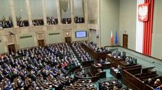 Poľská vládna strana predsa len upraví kontroverznú reformu súdnictva