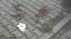 Spoločné popíjanie sa skončilo surovým útokom. Muž bojuje o život