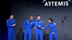 NASA predstavila astronautov, ktorí obletia Mesiac. V posádke je prvý raz žena i Afroameričan