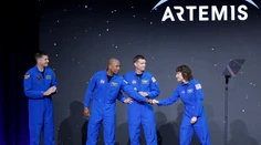 NASA predstavila astronautov, ktorí obletia Mesiac. V posádke je prvý raz žena i Afroameričan