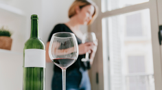 Pohárik na zdravíčko? Odborníci odhaľujú pravdu o súvislostiach medzi alkoholom a zápalom v tele