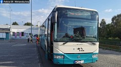 Dôchodcu (85), ktorý zostal zakliesnený medzi dverami autobusu, vzali na operačný stôl