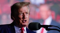 FBI vykonala domovú prehliadku u exprezidenta Trumpa. Odniesla si 14 škatúľ s tajnými dokumentmi