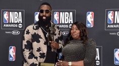 Najužitočnejším hráčom sezóny NBA sa stal James Harden, cenu si prevzal v bláznivom saku