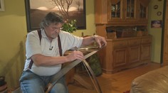 Keď Peter hrá na svojom nezvyčajnom nástroji, ľudia s prekvapením otvárajú ústa