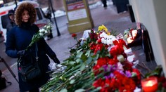 Pred moskovským sídlom Alexandrovcov sa vŕšia červené a biele karafiáty