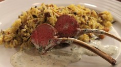 Grilovaný jahňací chrbát s kosťou, s limetkovo-mätovým dresingom  a arabskou ryžou