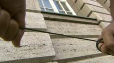 Učiteľ chcel zobrať žiakovi mobil. Ten ho preto takmer uškrtil