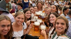 Narazením prvého sudu s pivom sa v Mníchove začal tradičný Oktoberfest