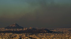 Požiar pri Aténach spálil rozsiahle územie a zničil desiatky domov