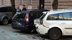 Opitý policajný podplukovník vyčíňal v Prahe. Zničil desiatky áut