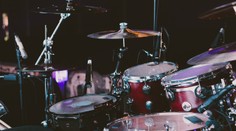 Hudobný svet v napätí: Bubeník slávnej skupiny počas sviatkov bojoval o život