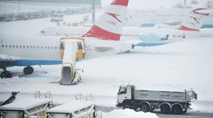 Lety na Schwechate meškajú aj po obnovení prevádzky. Na letisku uviazli desiatky hokejových fanúšikov zo Slovenska