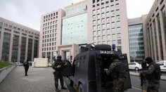 Rukojemnícka dráma v Turecku. Utočníkov zastrelili, prokurátor zomrel