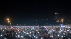 VIDEO: Budete mať zimomriavky. Slovenskú hymnu spievalo celé námestie so svietiacimi mobilmi