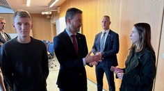 Univerzita tvrdí, že účasť na diskusii s Hegerom bola dobrovoľná. Fotografie dokazujú opak