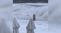 VIDEO: Prechádzali sa pri rozbúrenom mori. Ženu odniesla veľká vlna, niekoľko dní po nej pátrajú