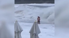 VIDEO: Prechádzali sa pri rozbúrenom mori. Ženu odniesla veľká vlna, niekoľko dní po nej pátrajú