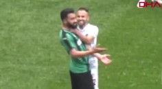 Šokujúci incident z Turecka: Futbalista so šialeným výrazom rezal žiletkou protihráčov