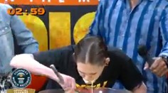 Žena zjedla päť kíl pudingu za tri minúty. Pri pohľade na ňu vás prejde hlad