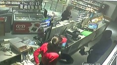 Tento lupič vykradol pumpu v Leviciach. Nespoznávate ho?