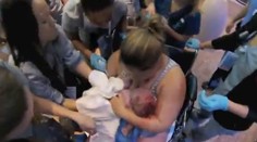 Dramatické video! Otecko zachytil pôrod svojho syna pred dverami nemocnice