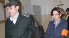 Krkavčia matka vyhodila syna z okna. Na svedomí má zrejme ďalšie dieťa