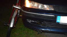 Muž kráčal po ceste vedľa bicykla bez reflexných prvkov. Zrážku s autom neprežil