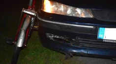Muž kráčal po ceste vedľa bicykla bez reflexných prvkov. Zrážku s autom neprežil