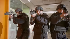 Čo by ste urobili, keby do vašej práce vnikol strelec? Česká polícia vám to ukáže