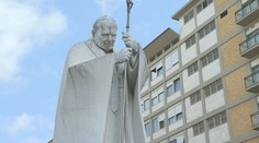 Pápež má v nemocnici svoje poschodie, nechýba ani kaplnka a služobníctvo. Ako to v nej vyzerá?