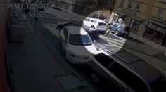 VIDEO: Opitý vodič prerazil matku s dieťaťom cez výklad holičstva. Nasledovala dramatická záchrana