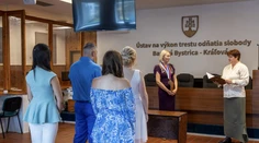Netradičná svadba na strednom Slovensku. Mladý pár si povedal svoje „áno“ za múrmi väznice